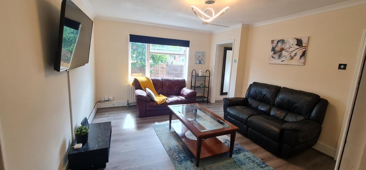 6 Bedroom Spacious Villa, Free Parking Byfleet Exterior photo