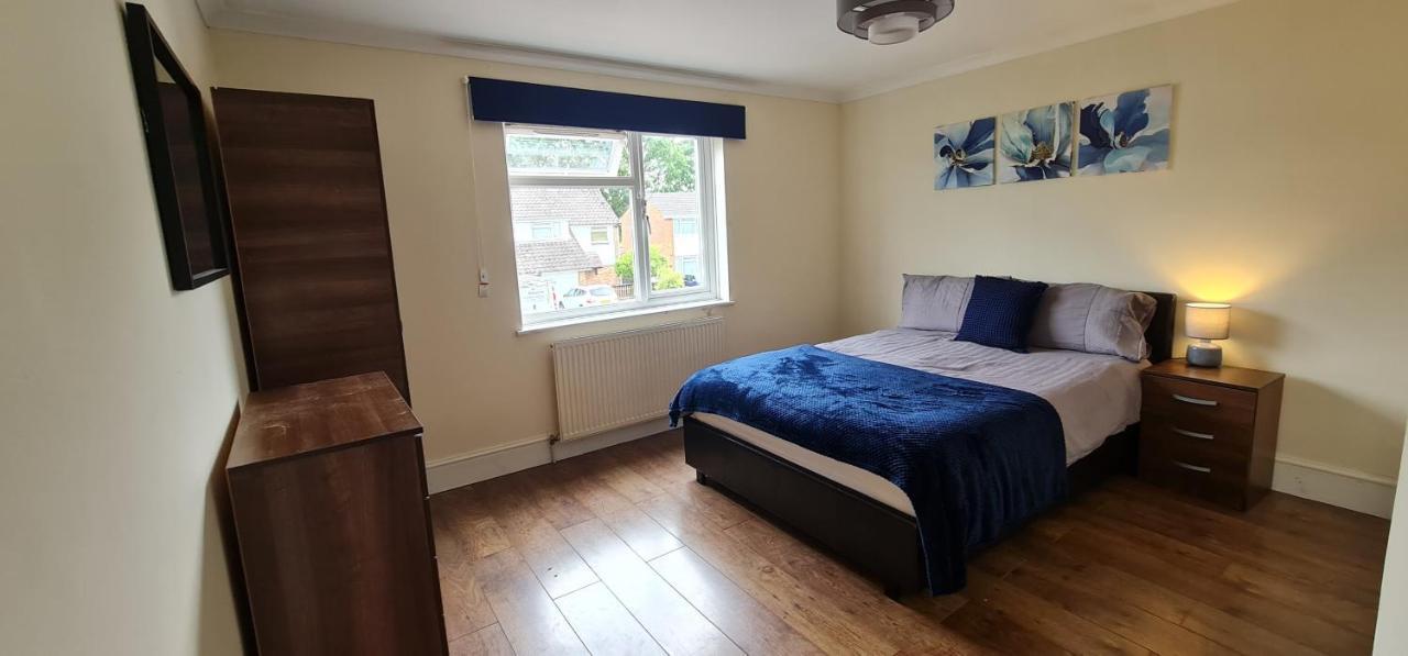 6 Bedroom Spacious Villa, Free Parking Byfleet Exterior photo