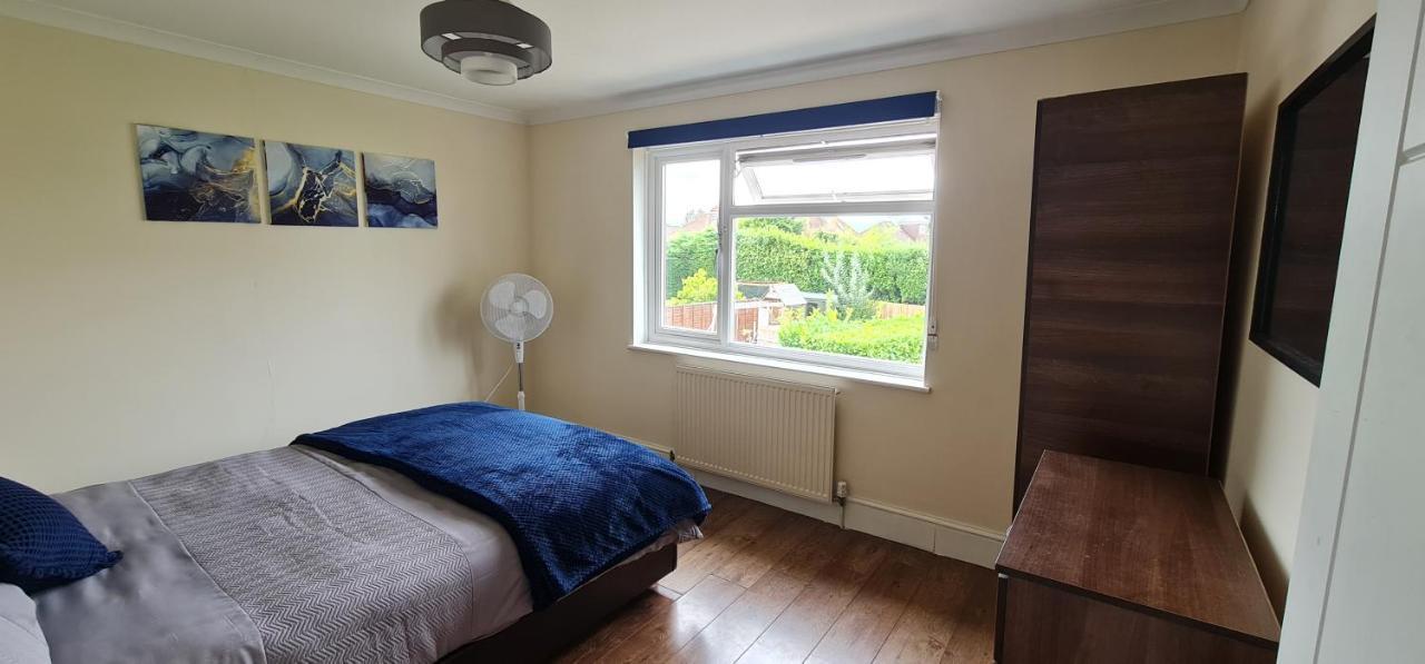 6 Bedroom Spacious Villa, Free Parking Byfleet Exterior photo