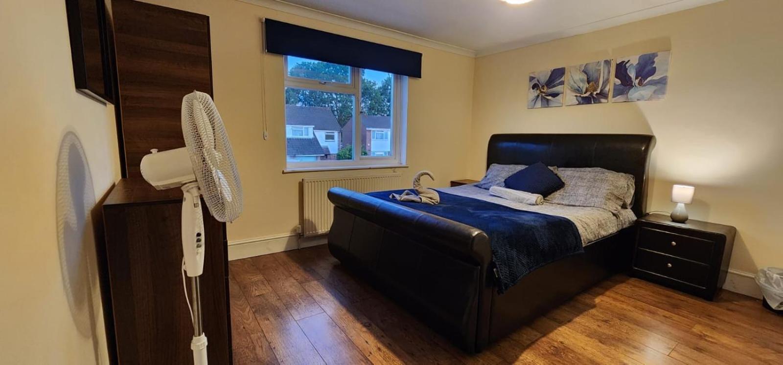 6 Bedroom Spacious Villa, Free Parking Byfleet Exterior photo